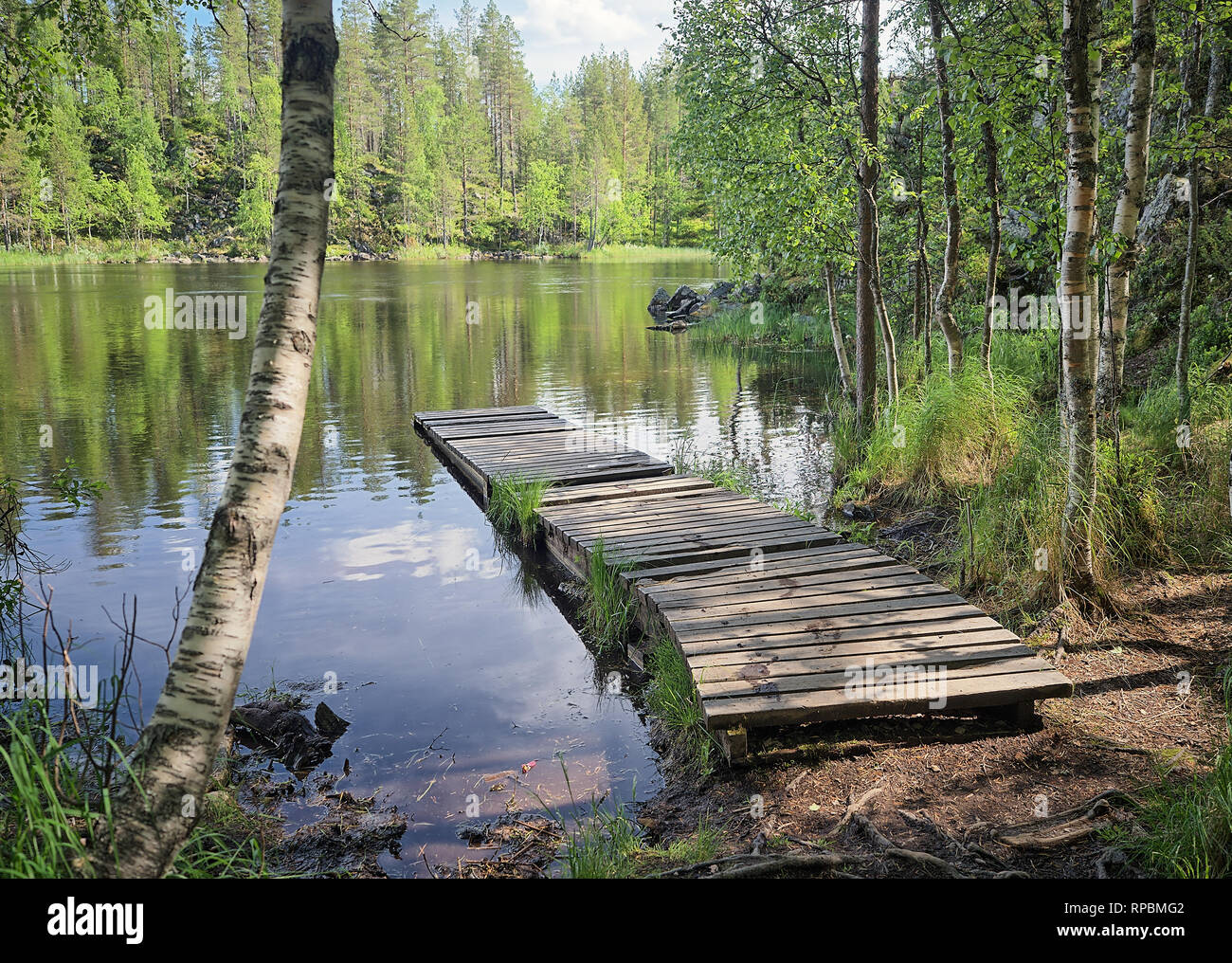 Landschaft mit einem Dock oder einem Pier am See an einem sonnigen Sommertag. Oulanka Nationalpark, Kuusamo, Finnland. Wild Ruhe Natur des Nordens für recreati Stockfoto