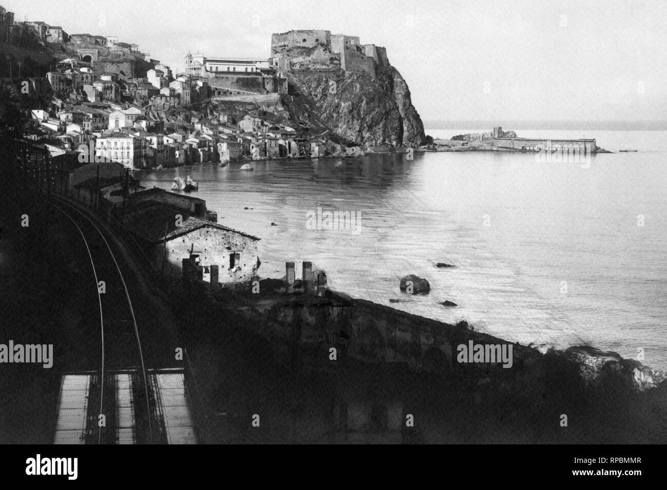 Europa, Italien, Kalabrien, Reggio Calabria, Scilla Ostseite, mit Blick auf die Nachbarschaft chianalea, 1930-40 Stockfoto