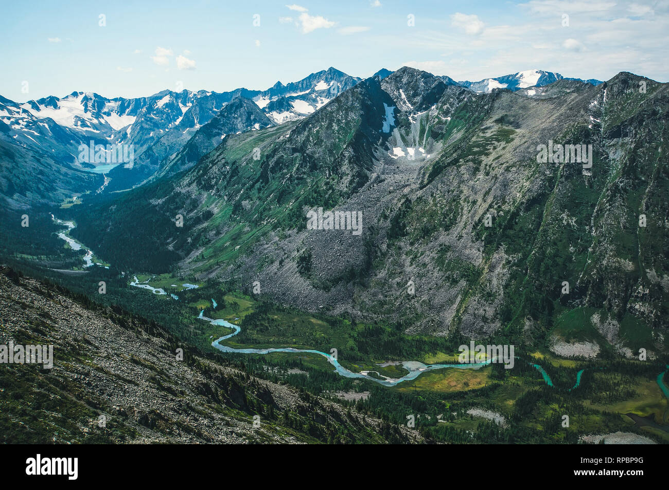 Malerischer Blick auf den gewundenen Fluss, die Berge und den Fluss mit türkisfarbenem Wasser. Das Hochland mit seinen schneebedeckten Gipfeln Stockfoto