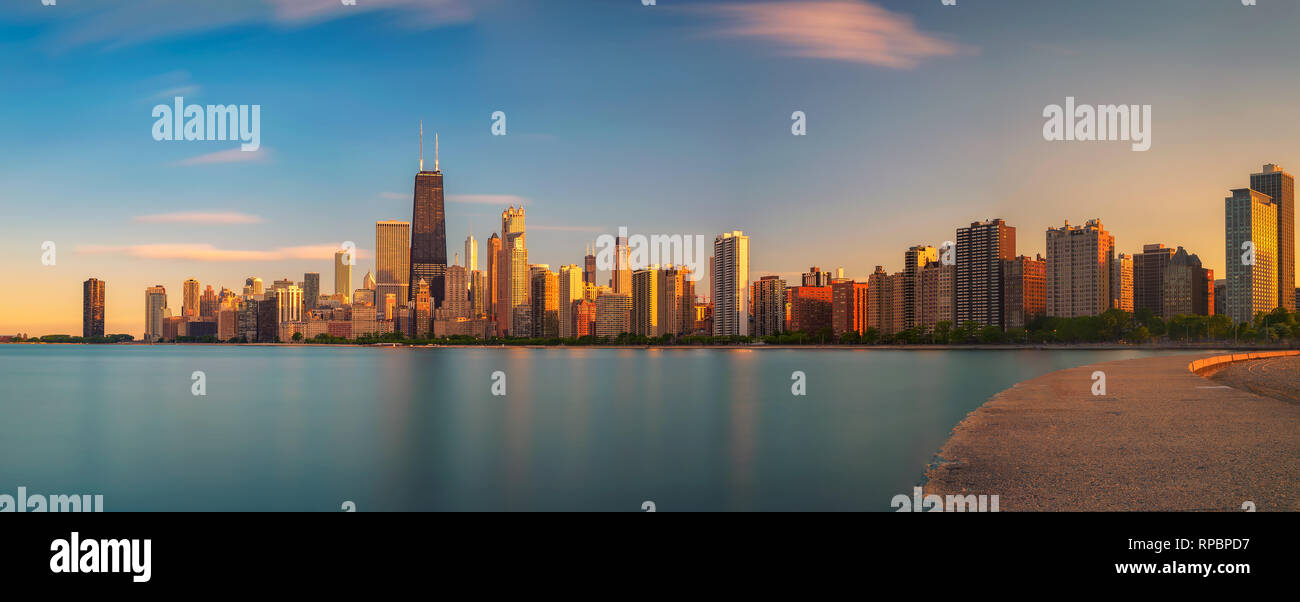 Skyline von Chicago bei Sonnenuntergang von der North Avenue Beach gesehen Stockfoto