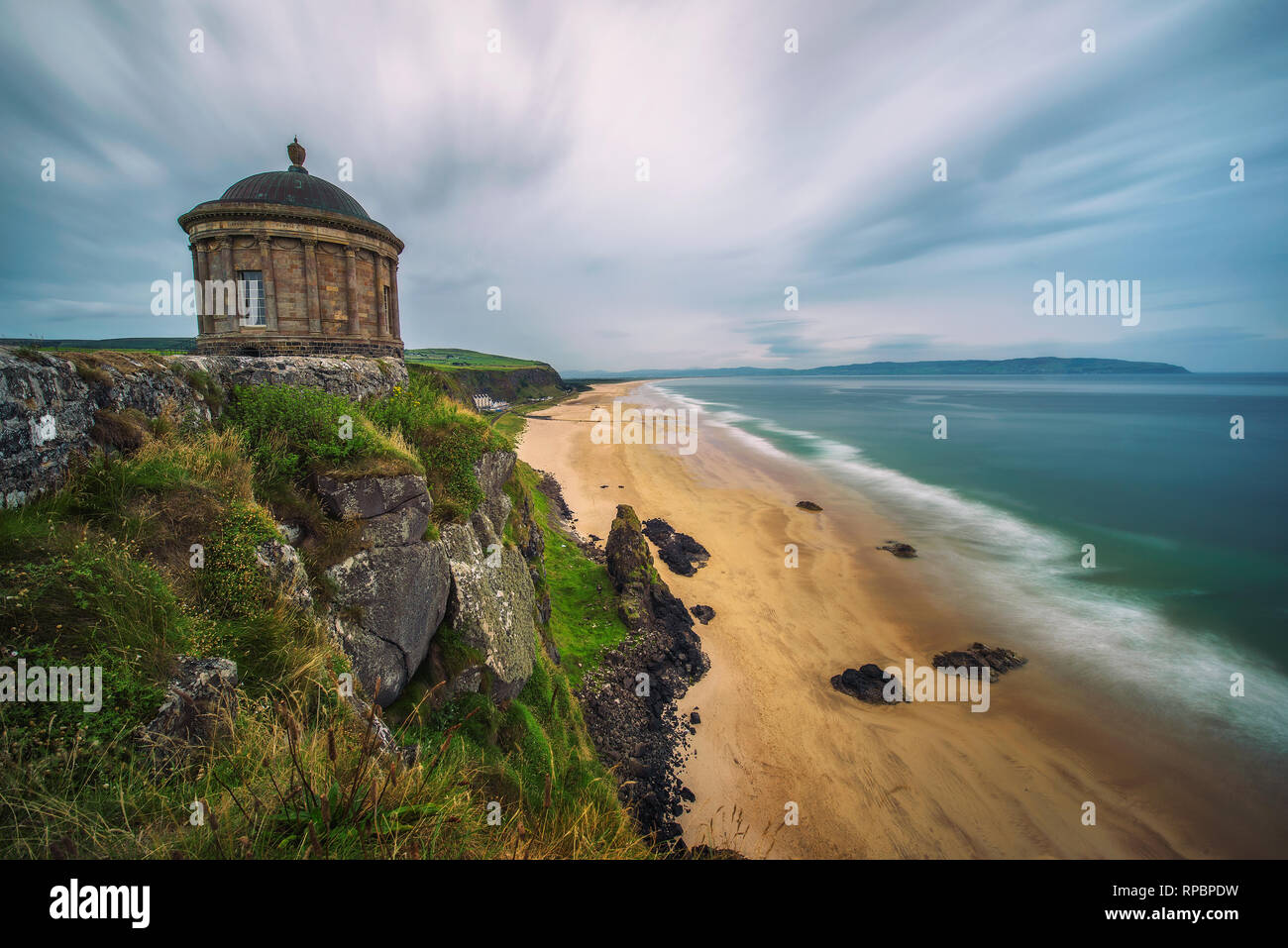 Mussenden Temple auf hohen Klippen in der Nähe von Castlerock in Nordirland gelegen Stockfoto