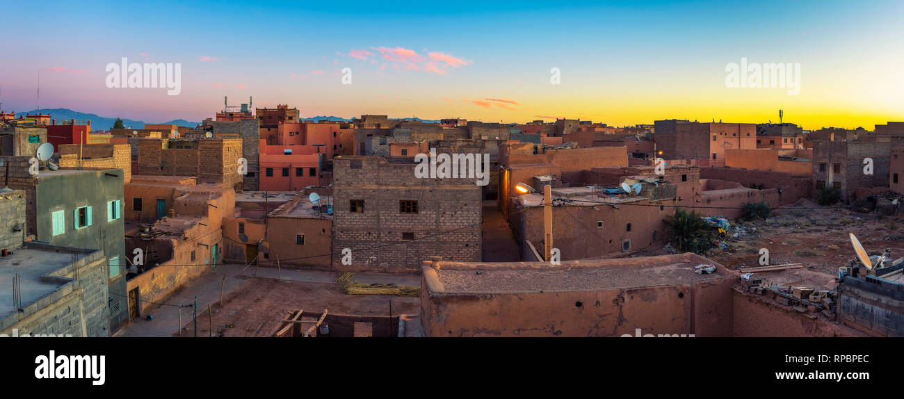 Sonnenaufgang über den Dächern von Ouarzazate in Marokko Stockfoto