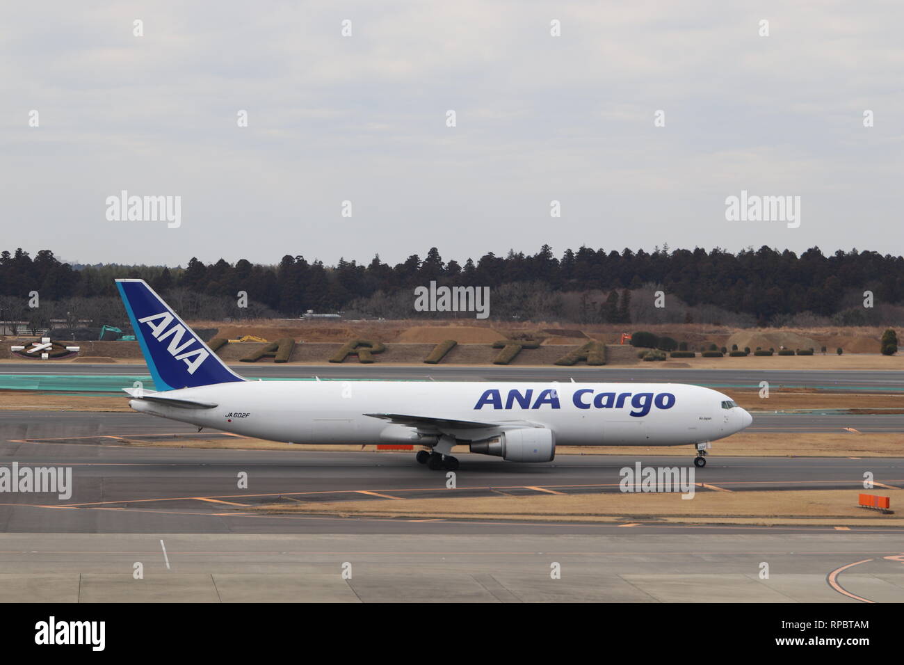 ANA 767 Rollen in der Nähe der Start- und Landebahn auf dem Narita Internationalen Flughafen. Stockfoto