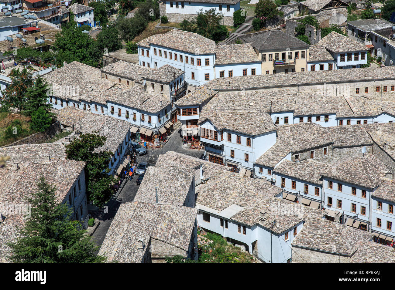 Stein Dächer der Stadt Gjirokaster, Stadt im südlichen Albanien Stockfoto