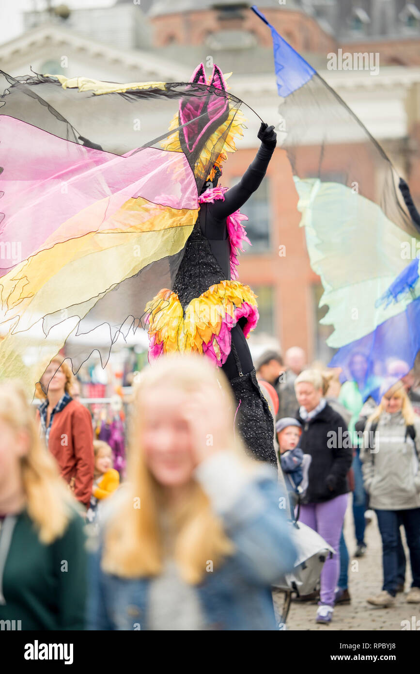 Bunte Performance auf Stelzen in der Mitte auf dem Marktplatz der Groningen Samstag Lebensmittelgeschäft und Fischmarkt Stockfoto