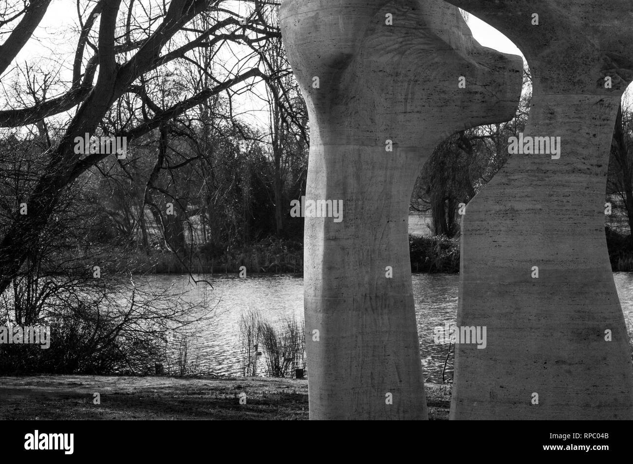 Landschaft im Hyde Park London mit Henry Moore Arch Stockfoto