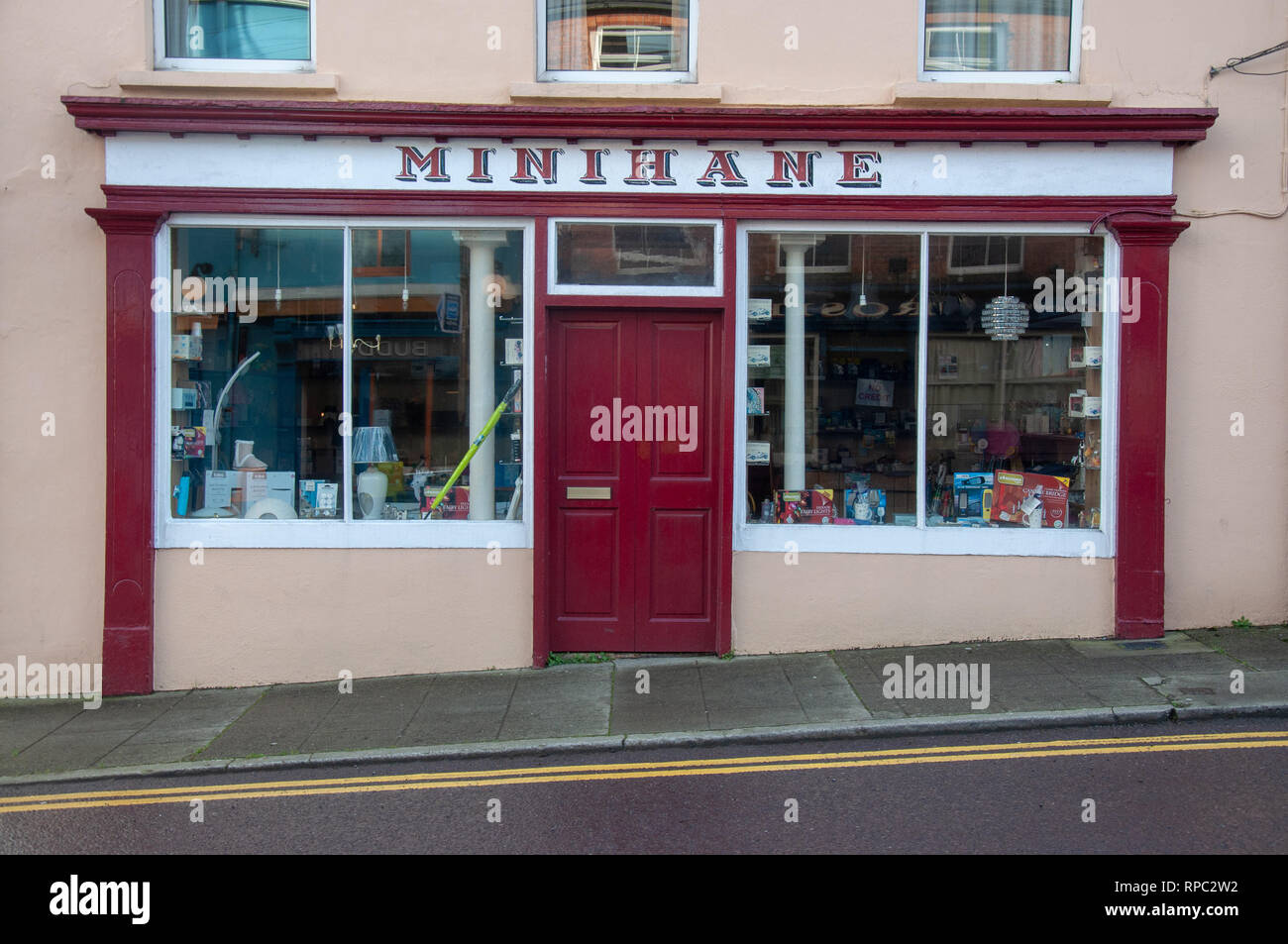Die traditionelle Bar Minihane in Main Street, Ballydehob, West Cork, Irland. Stockfoto