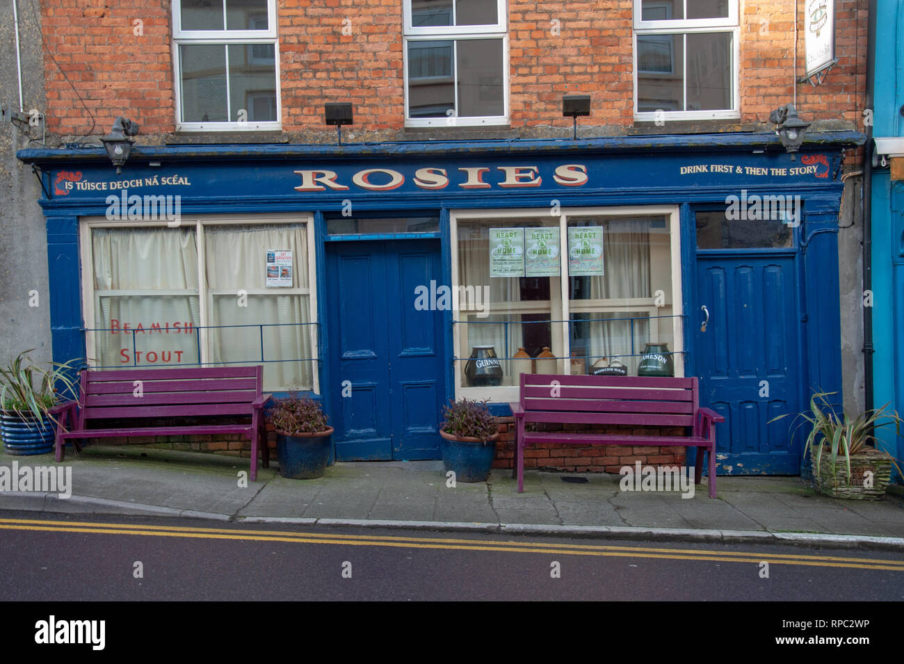 Rosie's Bar in der Hauptstraße von Ballydehob in West Cork, Irland. Stockfoto