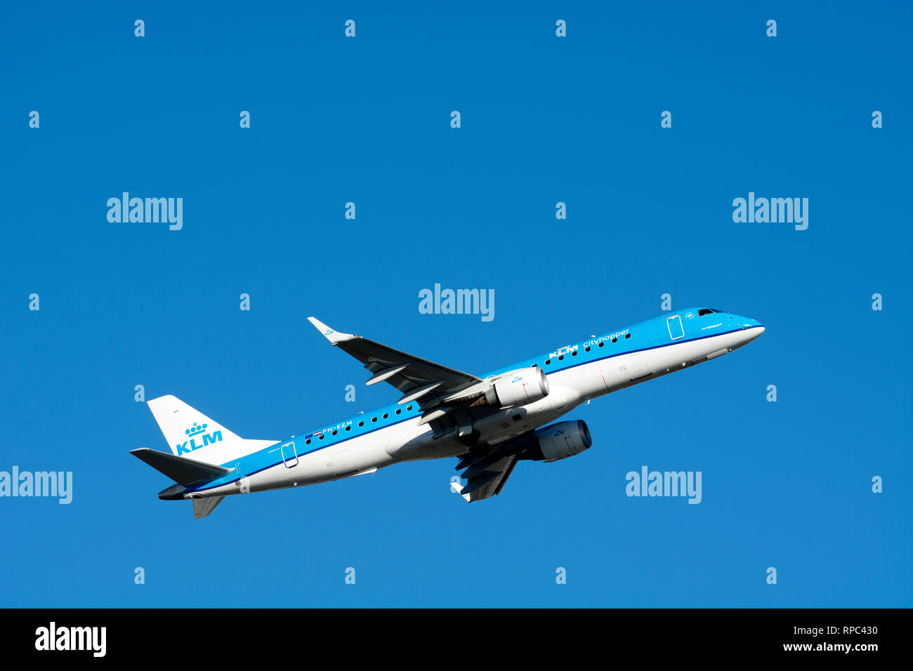 KLM Embraer ERJ-190 STD nehmen Sie am Flughafen Birmingham, UK (PH-EZM) Stockfoto