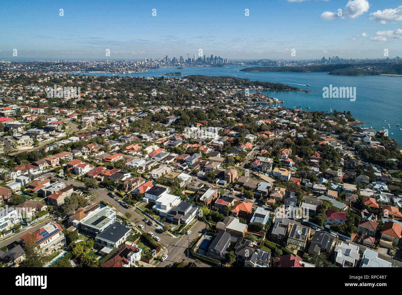 Luftaufnahme von Wohnungen in Sydneys östlichen Hafenseite Vorstädten mit Stadt in der Ferne. Stockfoto