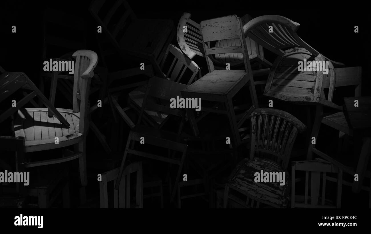 Vergessen Stühle im Dunkeln Stockfoto