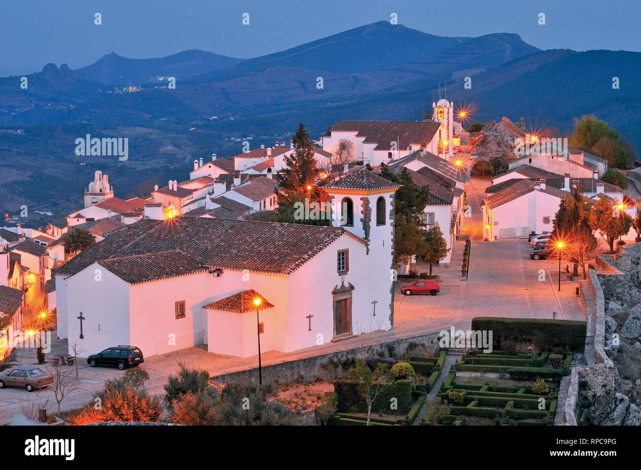 Romantische Aussicht auf die nächtliche beleuchtete mittelalterlichen Bergdorf Stockfoto