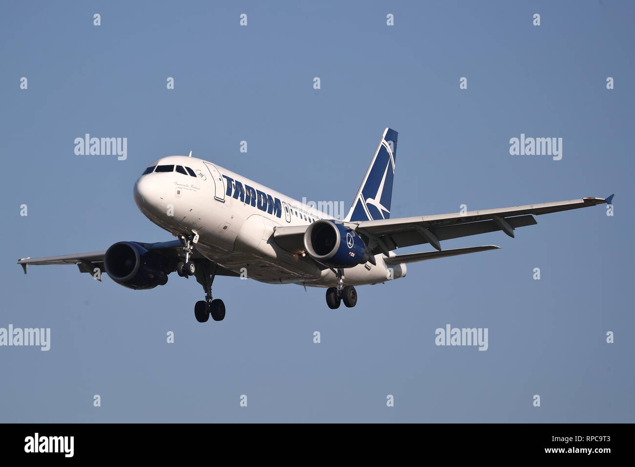 Die rumänische Tarom Airbus A318 YR-ASD Landung in London Heathrow Flughafen, Großbritannien Stockfoto