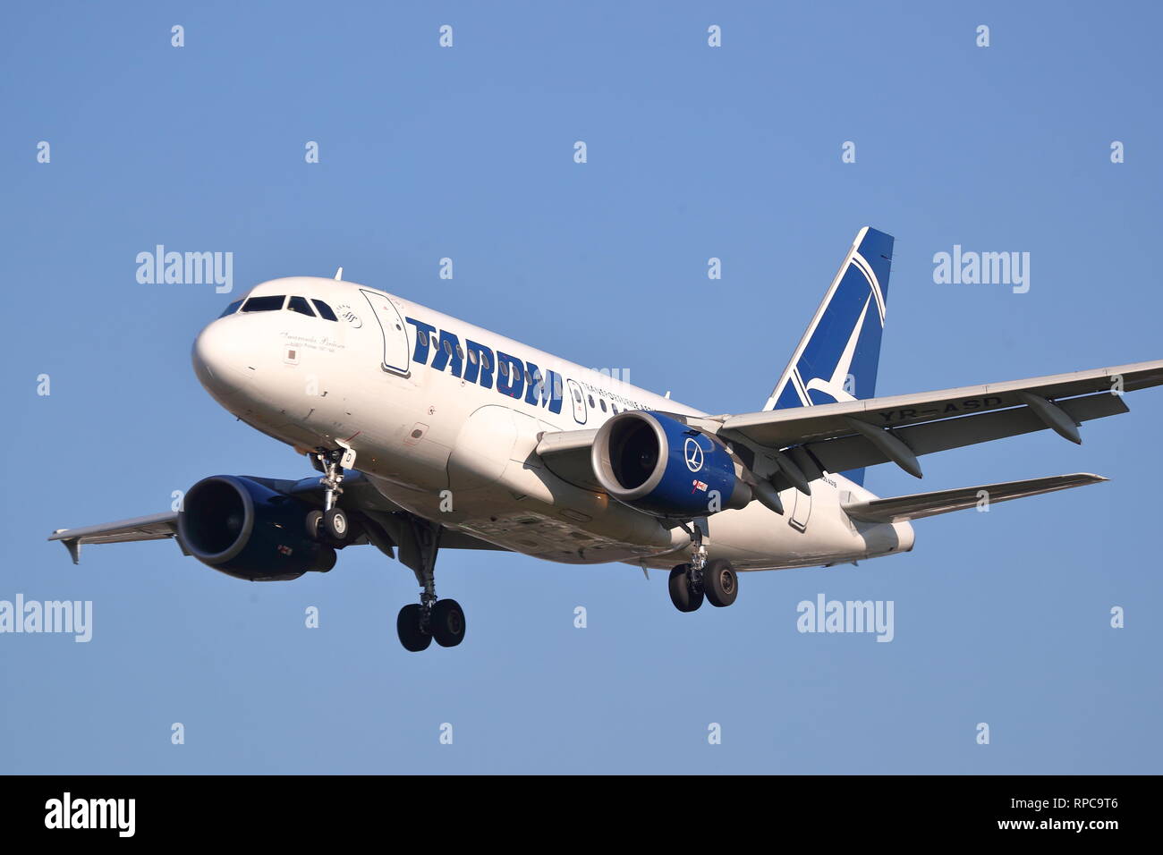 Die rumänische Tarom Airbus A318 YR-ASD Landung in London Heathrow Flughafen, Großbritannien Stockfoto