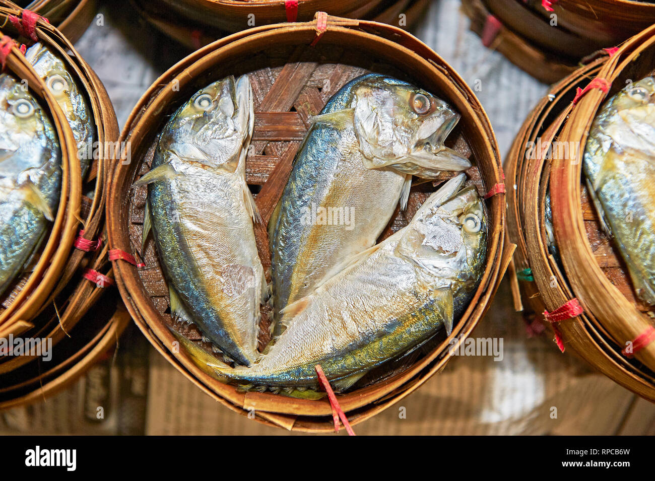 Drei gemeinsame Thai Makrele fischen in einem gewebt Bambus Korb für Verkauf in der Klong Toey Market in Bangkok, Thailand Stockfoto