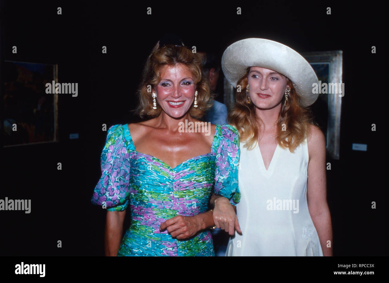 Baronin Francesca von Thyssen Bornemisza (rechts) im Gespräch mit Baronin Carmen Tita Thyssen Bornemisza, Österreich 1994. Baroness Francesca von Thyssen Bornemisza (rechts) im Gespräch mit Baronin Carmen Tita Thyssen Bornemisza, Österreich 1994. Stockfoto