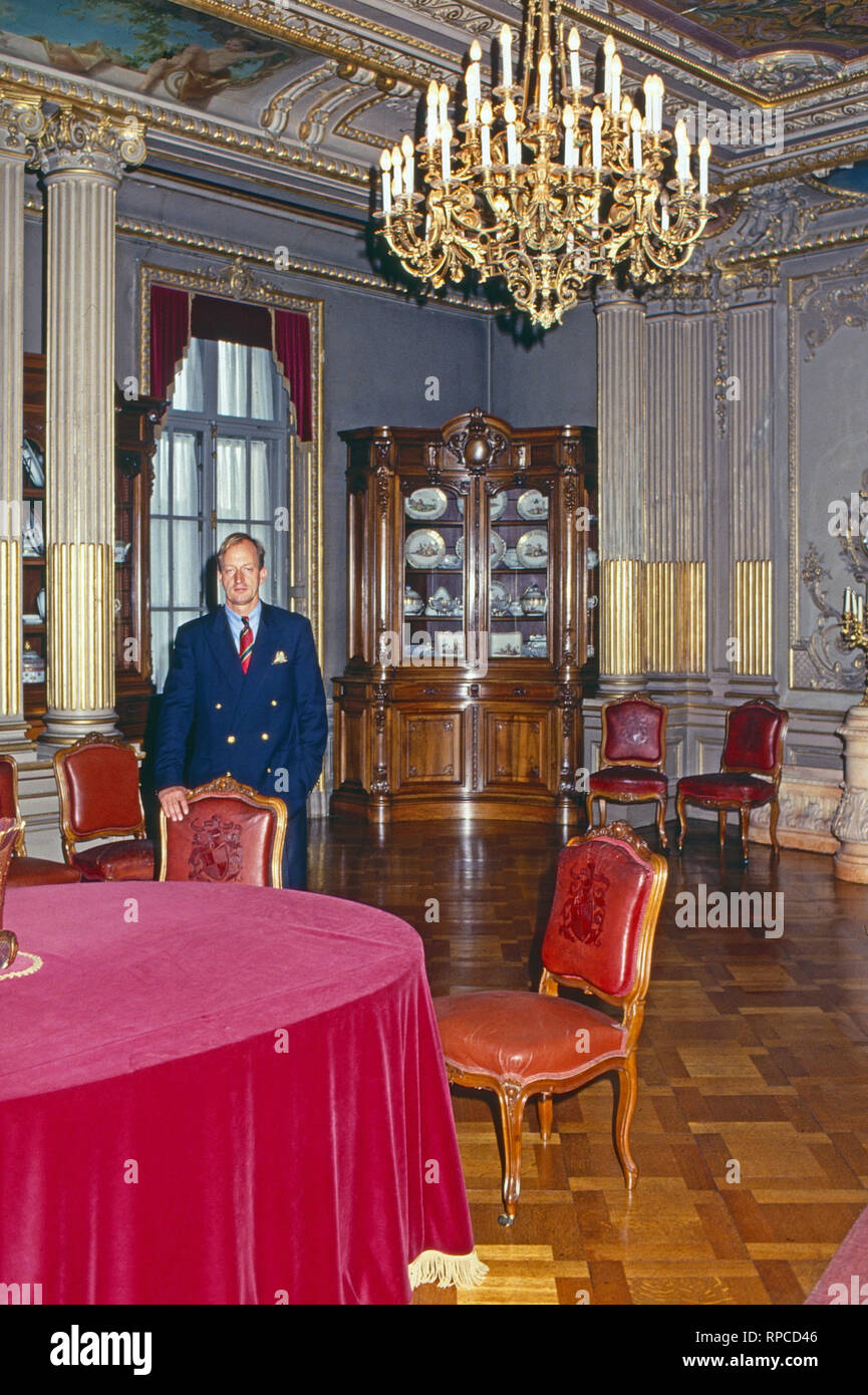 Erbprinz Karl Friedrich von Hohenzollern, im Schloss Sigmaringen - Burg Hohenzollern, Deutschland 1986. Der thronfolger Karl Friedrich, Prinz von Hohenzollern am Schloss Sigmaringen - Burg Hohenzollern, Deutschland 1986. Stockfoto