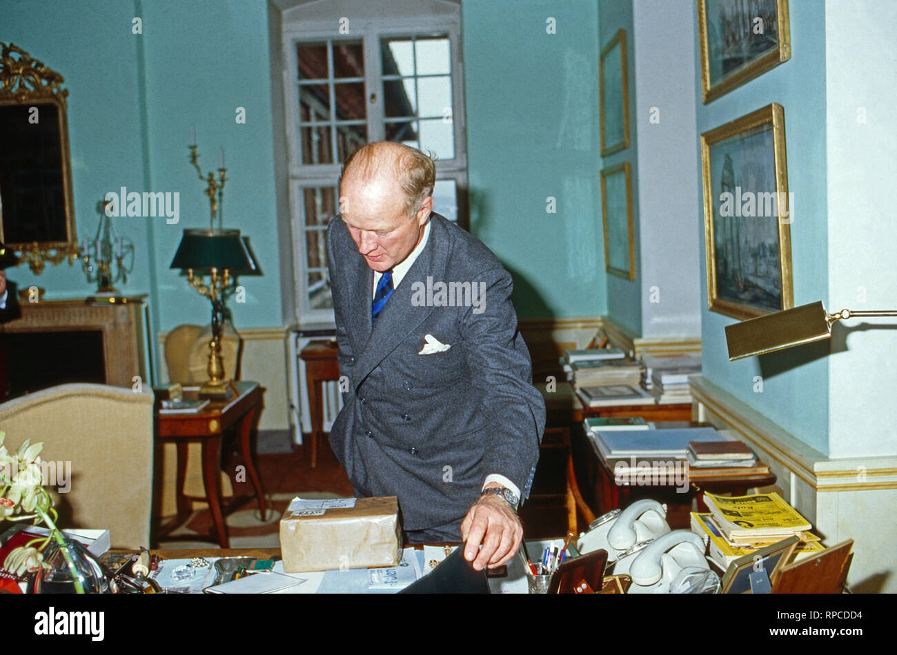 Richard Prinz zu Sayn-Wittgenstein-Berleburg auf Schloss Berleburg, Deutschland 1984. Richard Prinz zu Sayn-Wittgenstein-Berleburg in Berleburg schloss, Deutschland 1984. Stockfoto