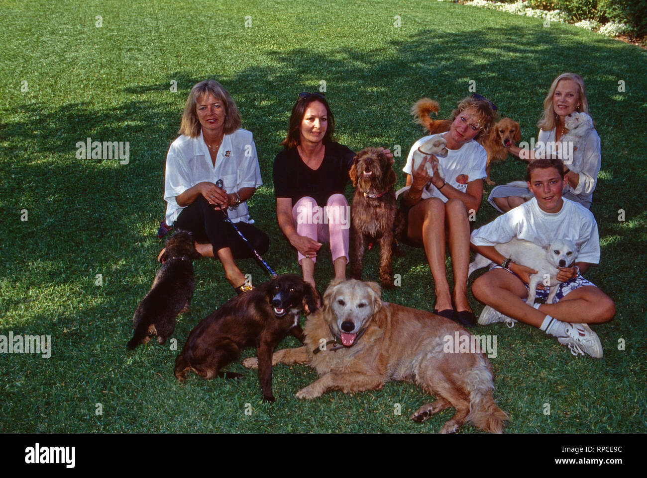 Prinzessin Xandra zu Hohenlohe-Gamazzo mit Freunden und Hunden im Garten in Marbella, Spanien 1996. Xandra Prinzessin zu Hohenlohe Gamazzo mit Freunden und deren Hunden im Garten in Marbella, Spanien 1996. Stockfoto