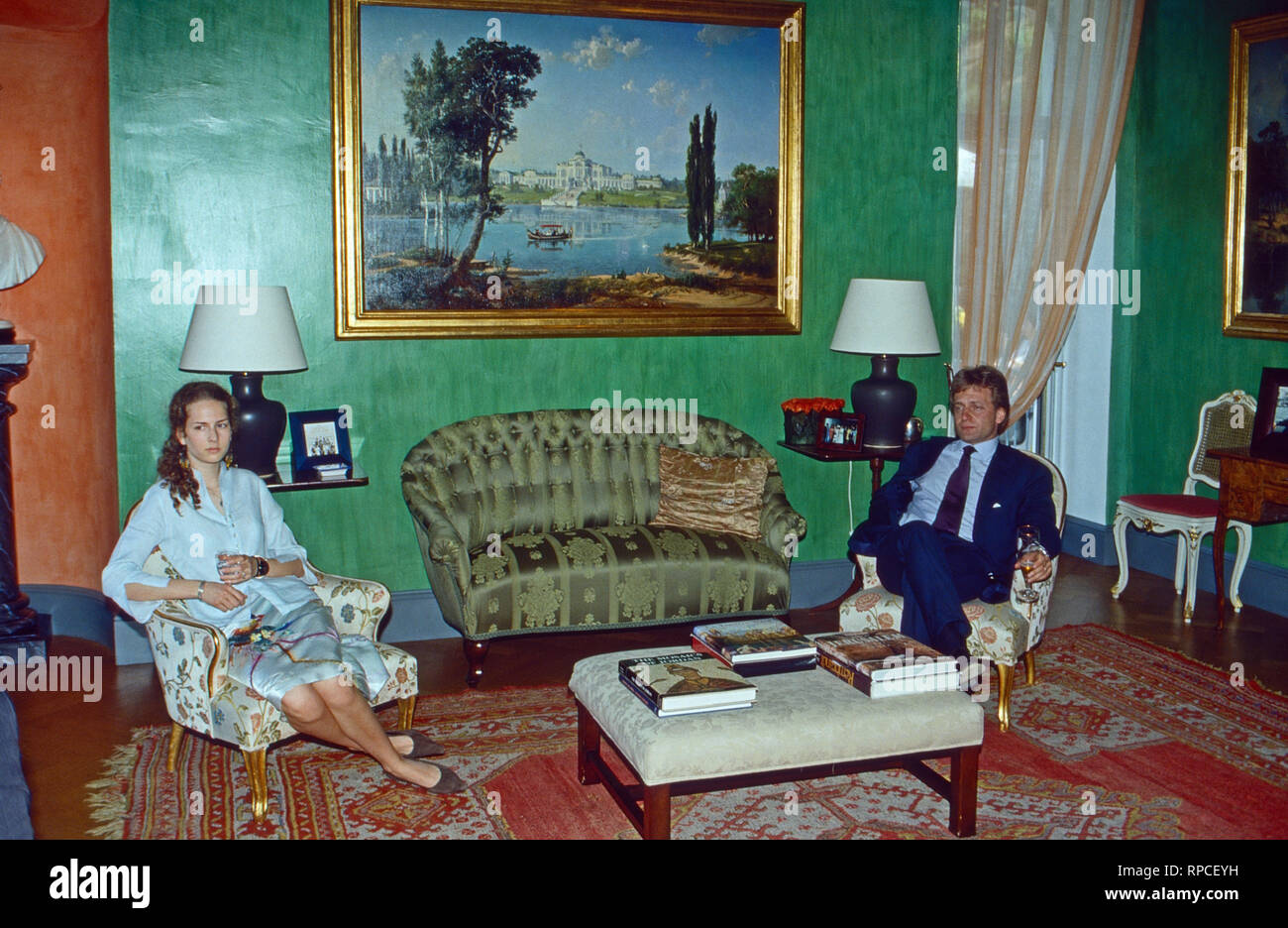 Filippa Prinzessin zu Sayn Wittgenstein mit Graf Vittorio Mazzeti d'Albertis in Sayn, Deutschland 2001. Filippa Prinzessin von Sayn Wittgenstein und ihr Ehemann Graf Vittorio Mazzeti d'Albertis in Sayn, Deutschland 2001. Stockfoto