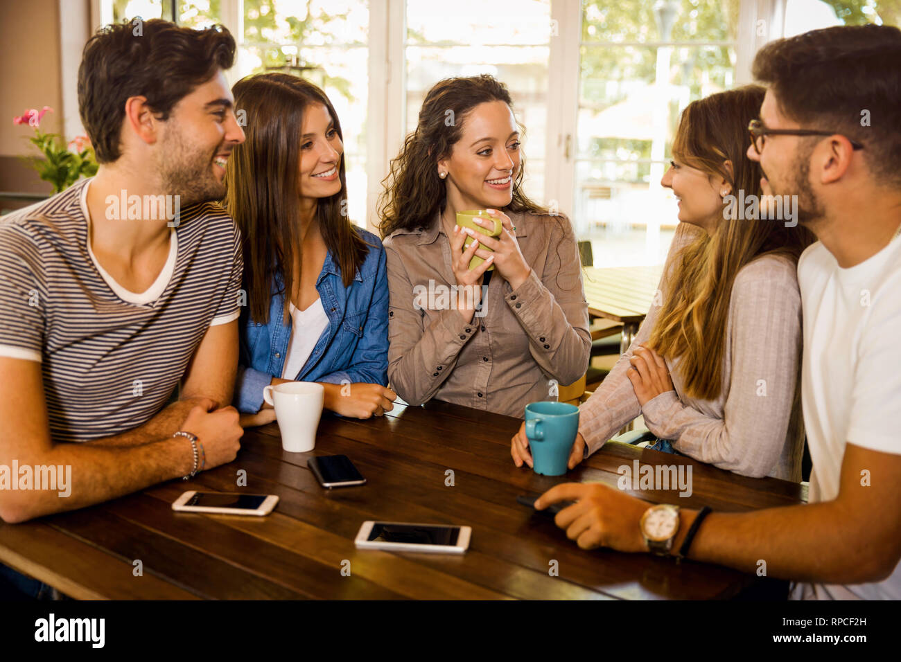 Eine Gruppe von Freunden reden und trinken Kaffee im Cafe Stockfoto