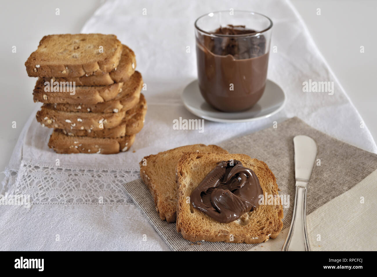Fette Biscottate con Crema di nocciole al Cacao fette Sulla tovaglia Fronte Stockfoto