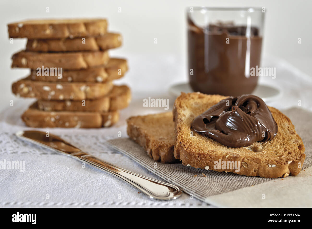 Fette Biscottate con Crema di nocciole al Cacao fette Sulla tovaglia primo piano Altra versione Stockfoto