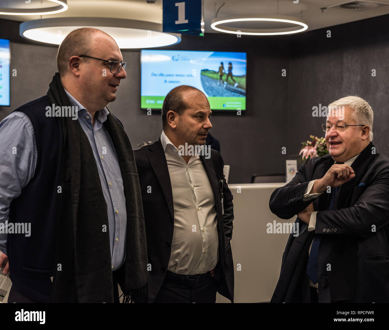 Auderghem, Brüssel/Belgien - 02 18 2019: Chief Excecutive director Doktor Philippe El Haddad und Brüssel Politiker Guy Vanhengel diskutieren. Stockfoto