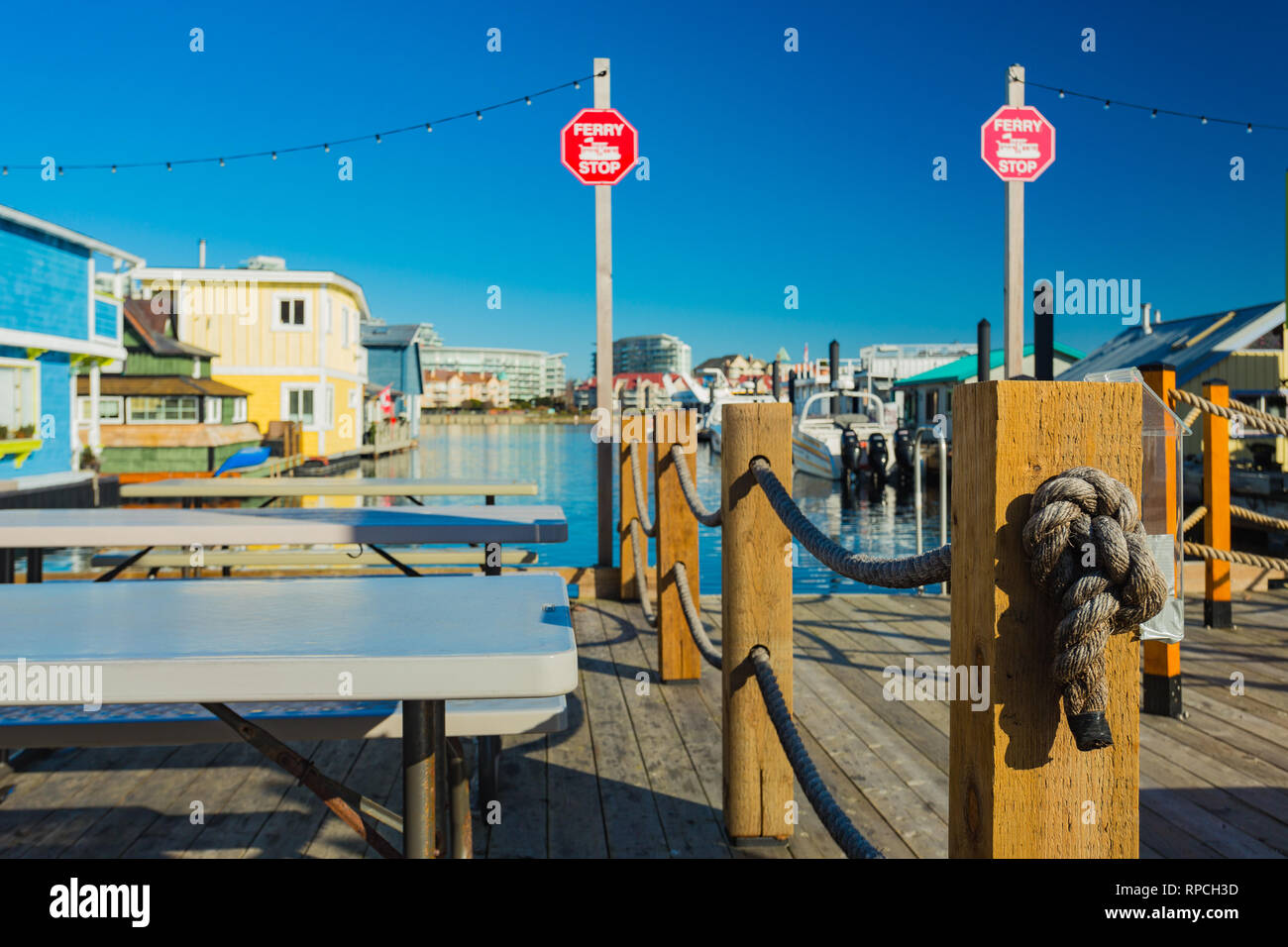 Colrful schwimmende Häuser an einem sonnigen Tag. Stockfoto