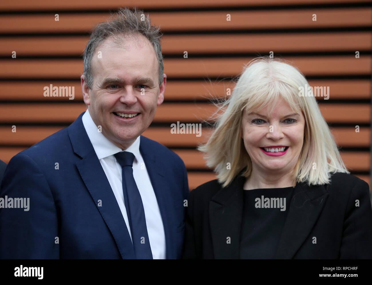 Joe McHugh (links), Minister für Bildung und Qualifikationen, und Mary Mitchell O'Connor, Staatsministerin für Hochschulbildung, beide Alumni der Universität, bei der offiziellen Eröffnung des neuen Gebäudes der School of Education mit 14.1 Millionen Euro an der Maynooth University, Co. Kildare. Stockfoto