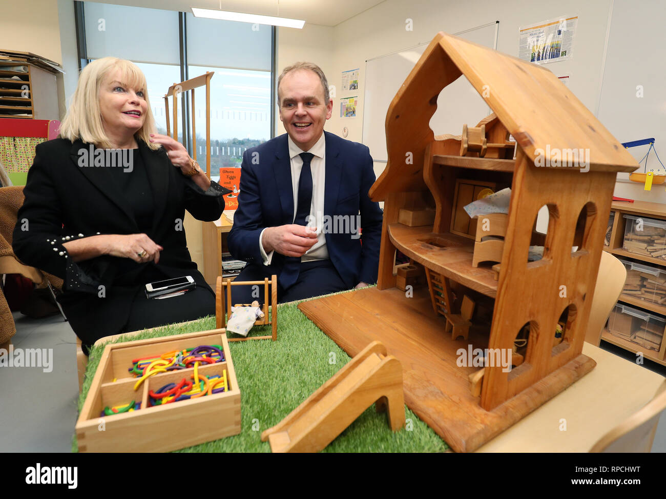 Minister für Bildung und Fähigkeiten Joe McHugh (rechts) und Staatsministerin für Hochschulbildung Mary Mitchell O'Connor, beide Alumni der Universität, bei der offiziellen Eröffnung des neuen 14.1 Millionen Euro-Gebäudes der School of Education an der Maynooth University, Co. Kildare. Stockfoto