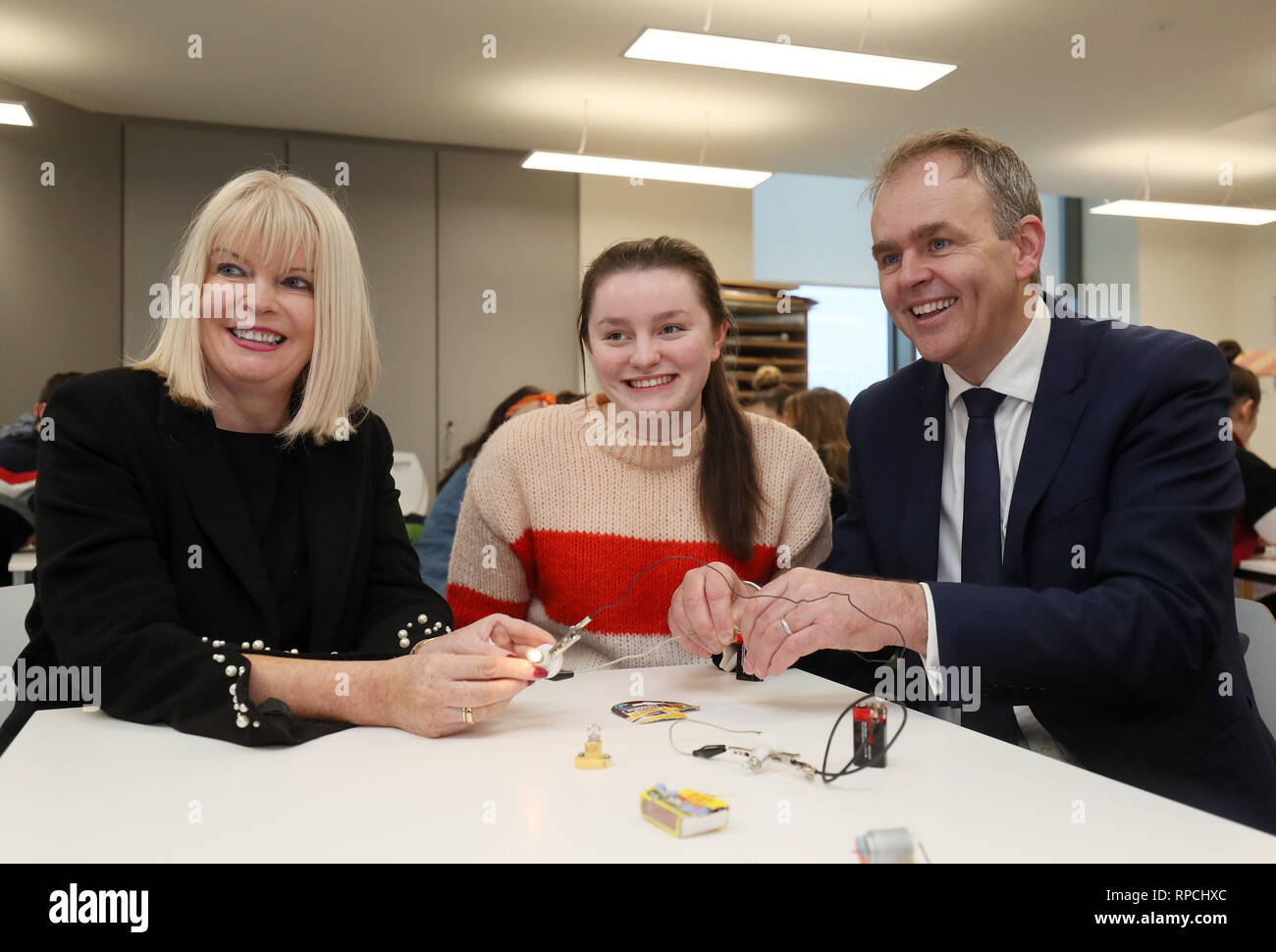 Der Minister für Bildung und Qualifikationen Joe McHugh (rechts) und die Staatsministerin für Hochschulbildung Mary Mitchell O'Connor, beide Alumni der Universität, mit der Studentin Sarah McMorrow (Mitte) bei der offiziellen Eröffnung des neuen, 14.1 Millionen Euro teuren Gebäudes der School of Education an der Maynooth University, Co. Kildare. Stockfoto