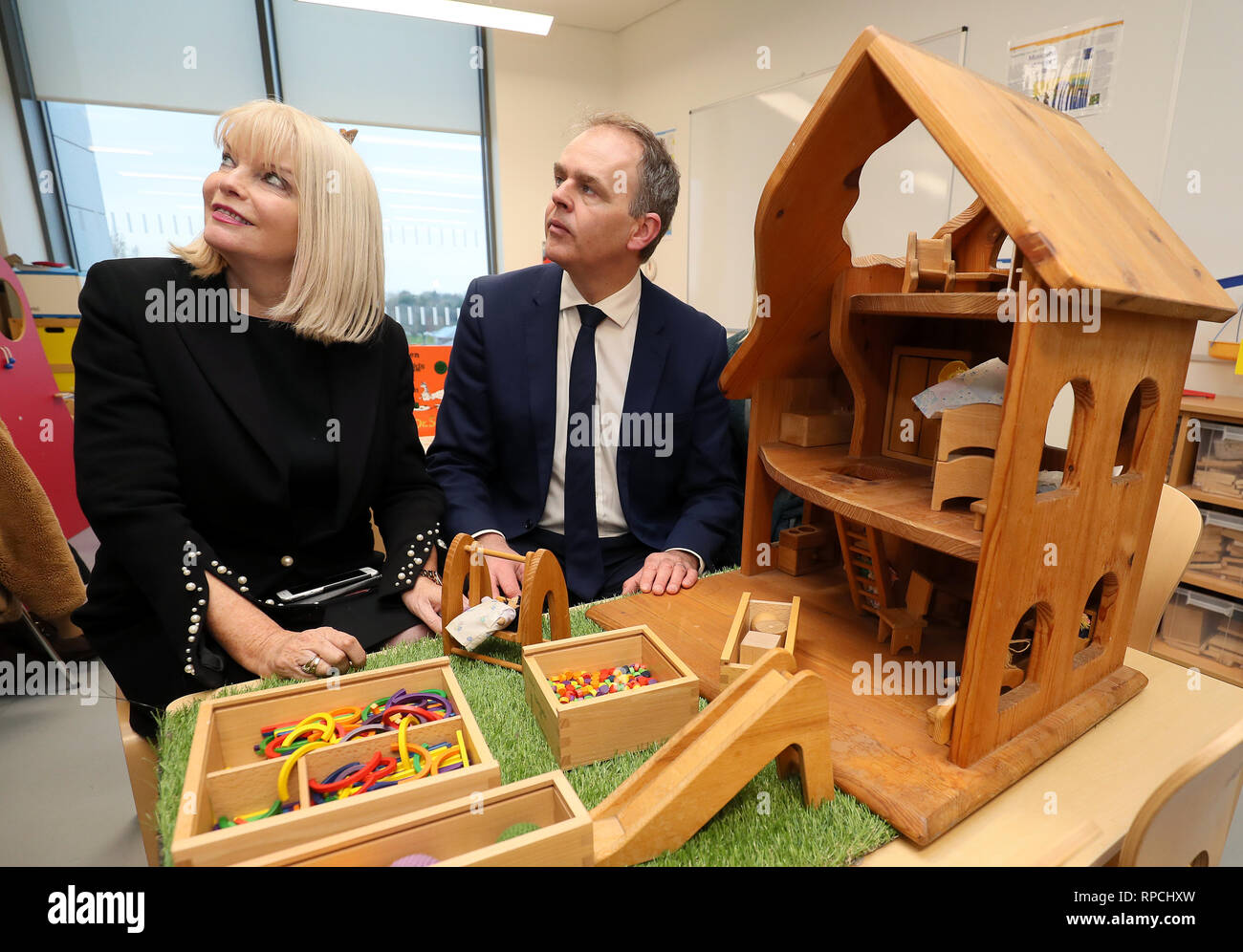 Minister für Bildung und Fähigkeiten Joe McHugh (rechts) und Staatsministerin für Hochschulbildung Mary Mitchell O'Connor, beide Alumni der Universität, bei der offiziellen Eröffnung des neuen 14.1 Millionen Euro-Gebäudes der School of Education an der Maynooth University, Co. Kildare. Stockfoto