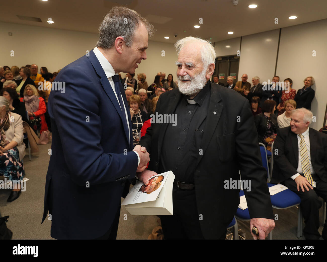 Minister für Bildung und Qualifikationen Joe McHugh (rechts) ein Alumni der Universität, mit seinen ehemaligen Dozenten und Soziologe Fr Micheal MacGreil bei der offiziellen Eröffnung des neuen 14,1 Millionen Euro Schule der Ausbildung an der Universität Maynooth, Co. Kildare. Stockfoto