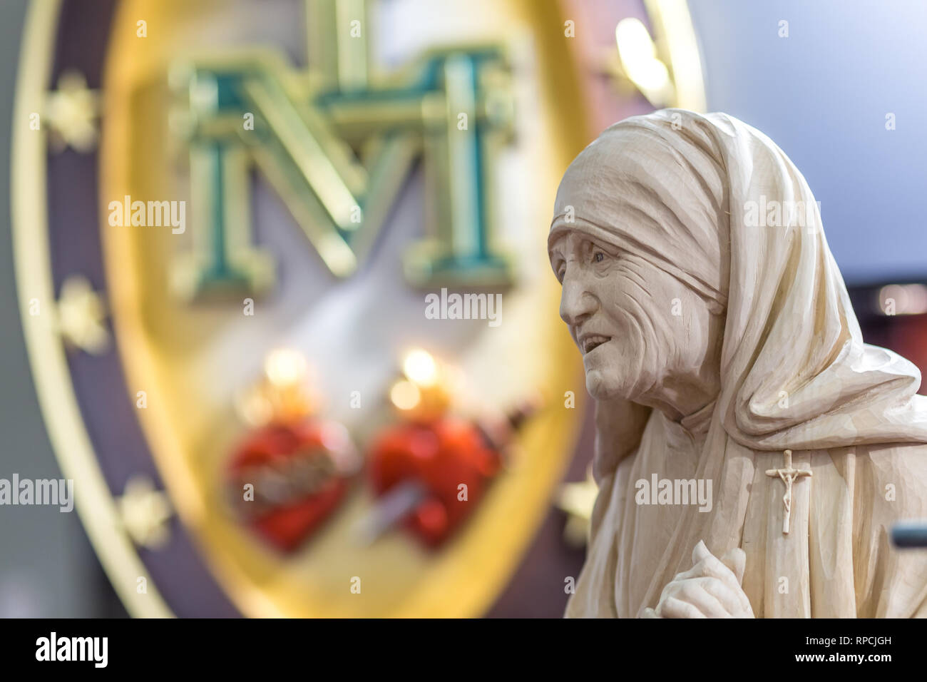 BOLOGNA, Italien - 18. FEBRUAR 2019: Lichter erleuchten Statue der Mutter Theresa von calcuttta am Stand der Kunst DEMETZ in DEVOTIO religiöse Produkte Stockfoto