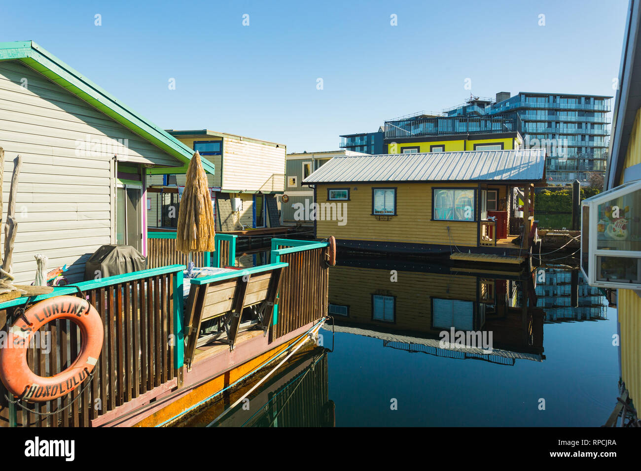 VICTORIA BC KANADA 12.02.2019: Victoria Inner Harbour, Fisherman's Wharf ist ein verborgener Schatz. Mit Bunten schwimmende Häuser, Geschenke, Lebensmittel und wild Stockfoto