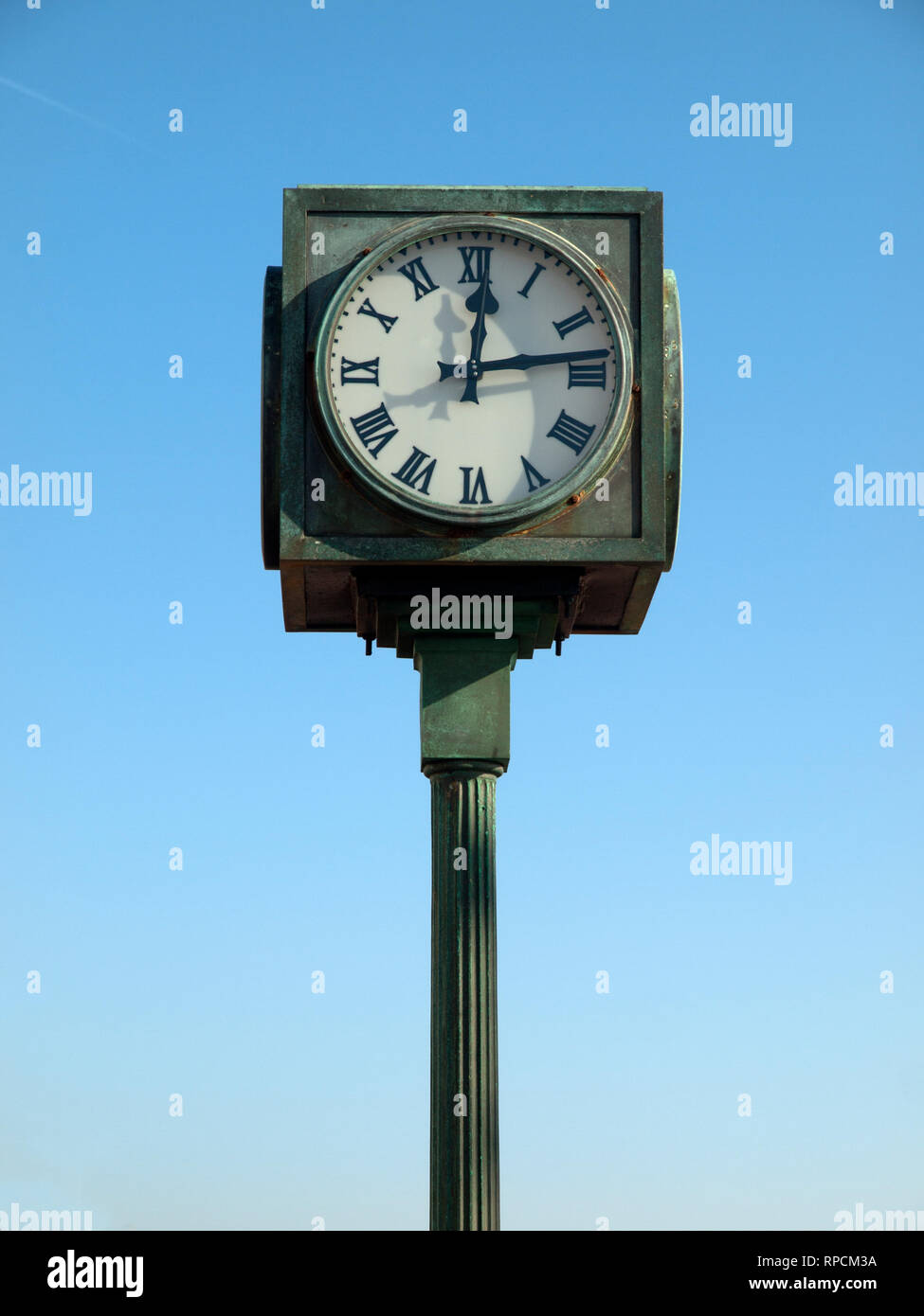 Eine Uhr auf der Strandpromenade von Hastings Stockfoto