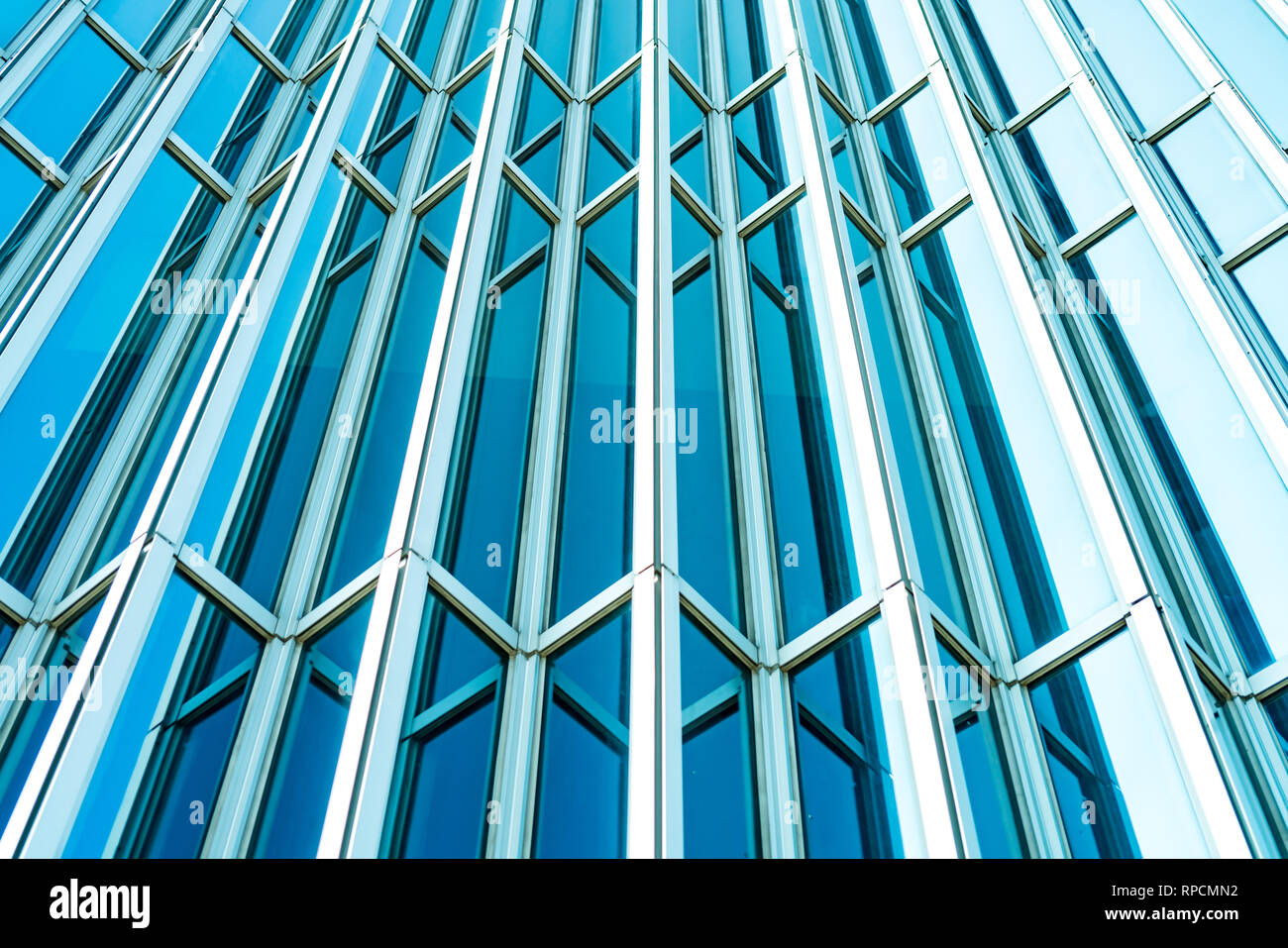 Unterseite Panoramablick und Blick auf Stahl Tiffany blaues Glas Hochhaus Wolkenkratzer, Business Konzept der erfolgreiche industrielle Arachiten Stockfoto