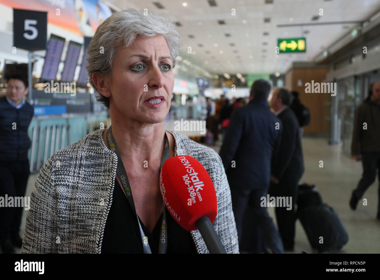 Siobhan O'Donnell, Sprecherin für Dublin Airport, im Gespräch mit den Medien in Terminal 1 nach einer bestätigten drone Sichtung der zeitweiligen Aussetzung des Flughafenbetriebs gezwungen. Stockfoto