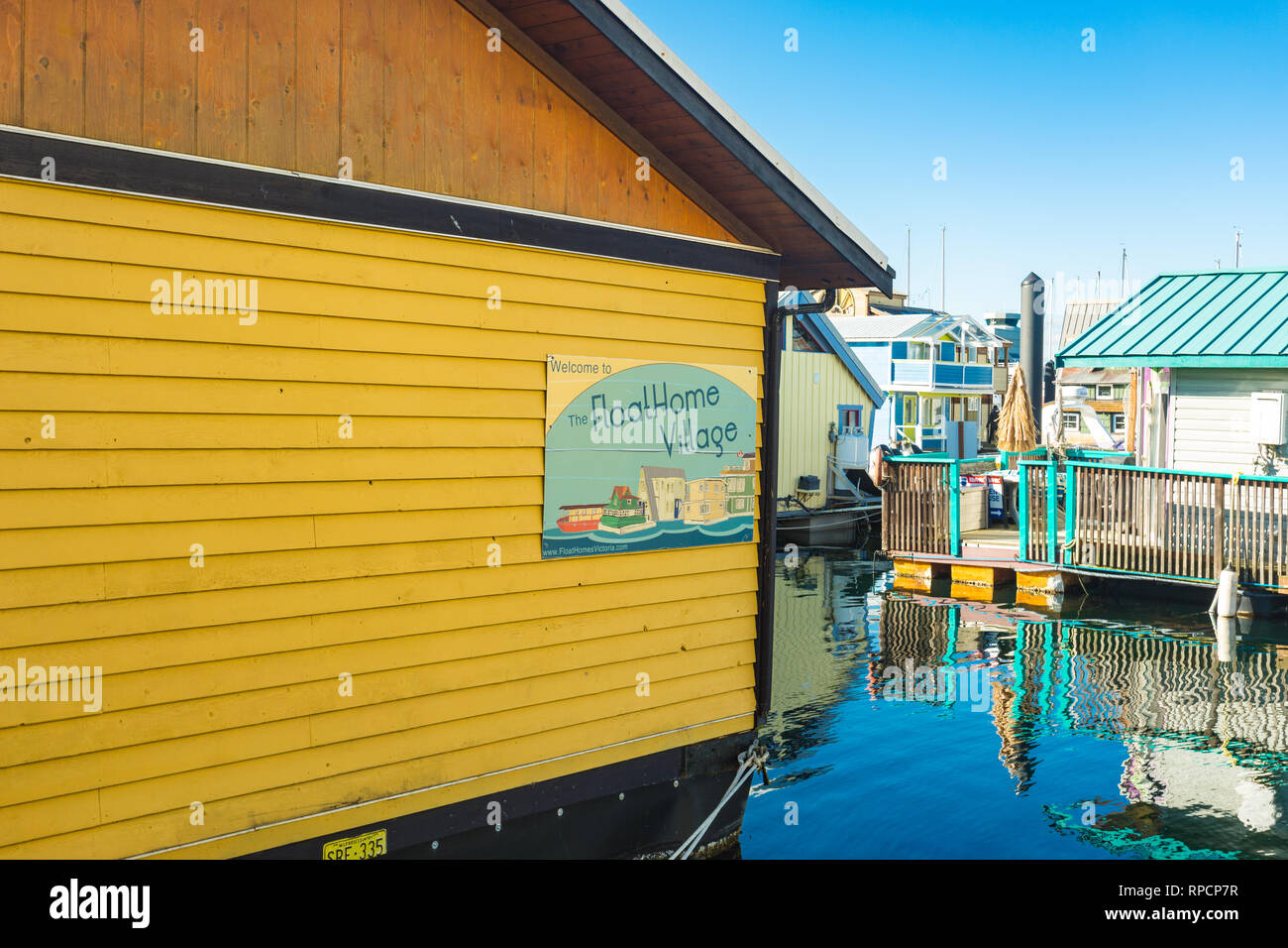 VICTORIA BC KANADA 12.02.2019: Victoria Inner Harbour, Fisherman's Wharf ist ein verborgener Schatz. Mit Bunten schwimmende Häuser, Geschenke, Lebensmittel und wild Stockfoto