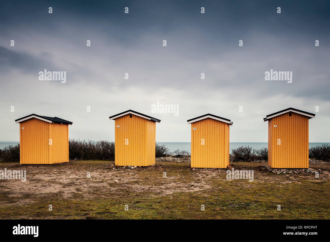 Gelbe hölzernen Umkleidekabinen am Strand. Viken, Schweden. Stockfoto