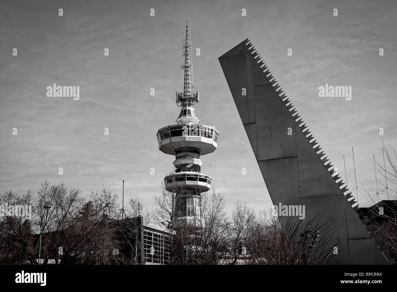 Thessaloniki, Griechenland - 14. Februar 2019: Die Skulptur aw" von Andrej Filippow und zurück Die OTE-Turm Sehenswürdigkeiten in Thessaloniki, Griechenland Stockfoto