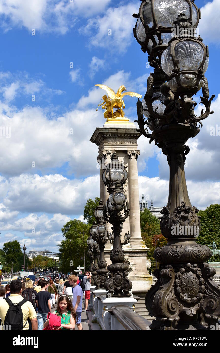 Pont Alexandre III überfüllt mit Menschen. Paris, Frankreich, 11. Aug 2018. Stockfoto