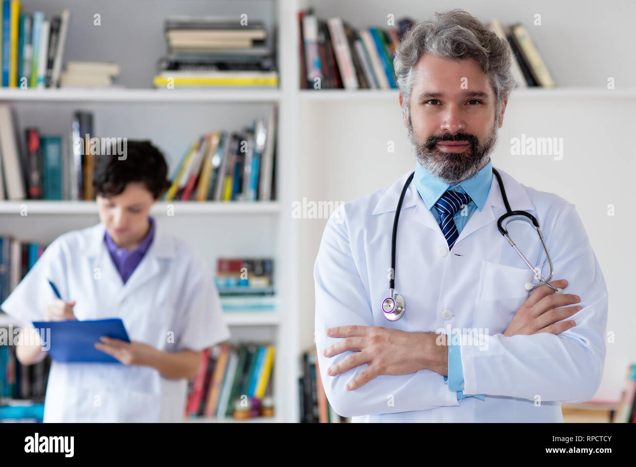 Porträt des deutschen Arzt für Allgemeinmedizin im Krankenhaus Stockfoto