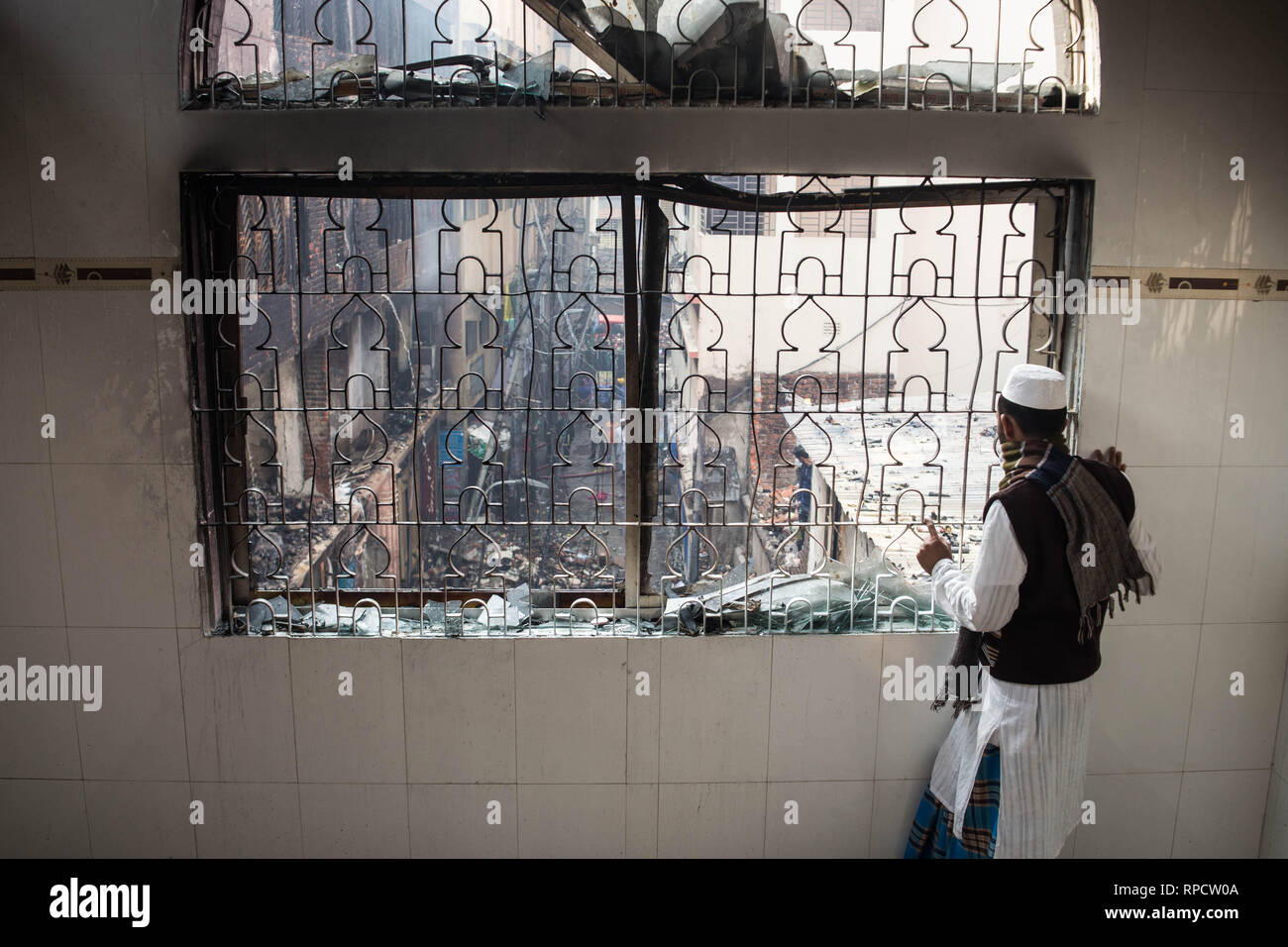 Dhaka, Bangladesch. 21 Feb, 2019. Bis jetzt mindestens 70 Menschen wurden in ein massives Feuer, verschlungen hat mehrere Hochhäuser bei Nanda Kumar Lane in der Chawkbazar Churihatta Bereich der Alten Dhaka getötet. Fast 10.00 Uhr Donnerstag, Dhaka Feuerwehr Zimmer offizielle Mizanur den Tod von 70 Menschen in der Presse bestätigt. Quelle: Md. Rakibul Hasan/Pacific Press/Alamy leben Nachrichten Stockfoto
