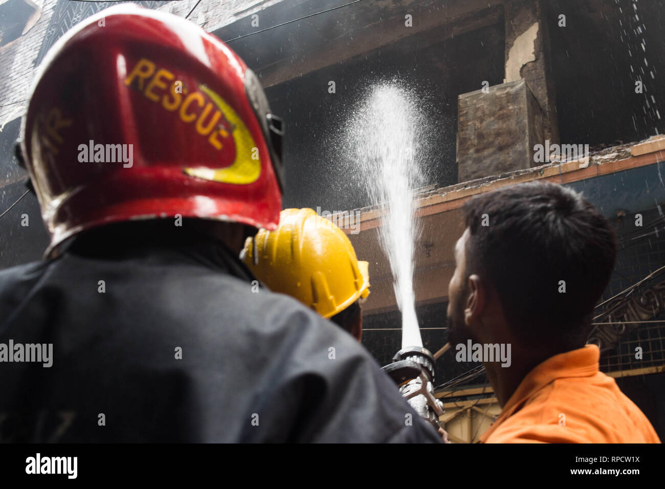 Dhaka, Bangladesch. 21 Feb, 2019. Bis jetzt mindestens 70 Menschen wurden in ein massives Feuer, verschlungen hat mehrere Hochhäuser bei Nanda Kumar Lane in der Chawkbazar Churihatta Bereich der Alten Dhaka getötet. Fast 10.00 Uhr Donnerstag, Dhaka Feuerwehr Zimmer offizielle Mizanur den Tod von 70 Menschen in der Presse bestätigt. Quelle: Md. Rakibul Hasan/Pacific Press/Alamy leben Nachrichten Stockfoto