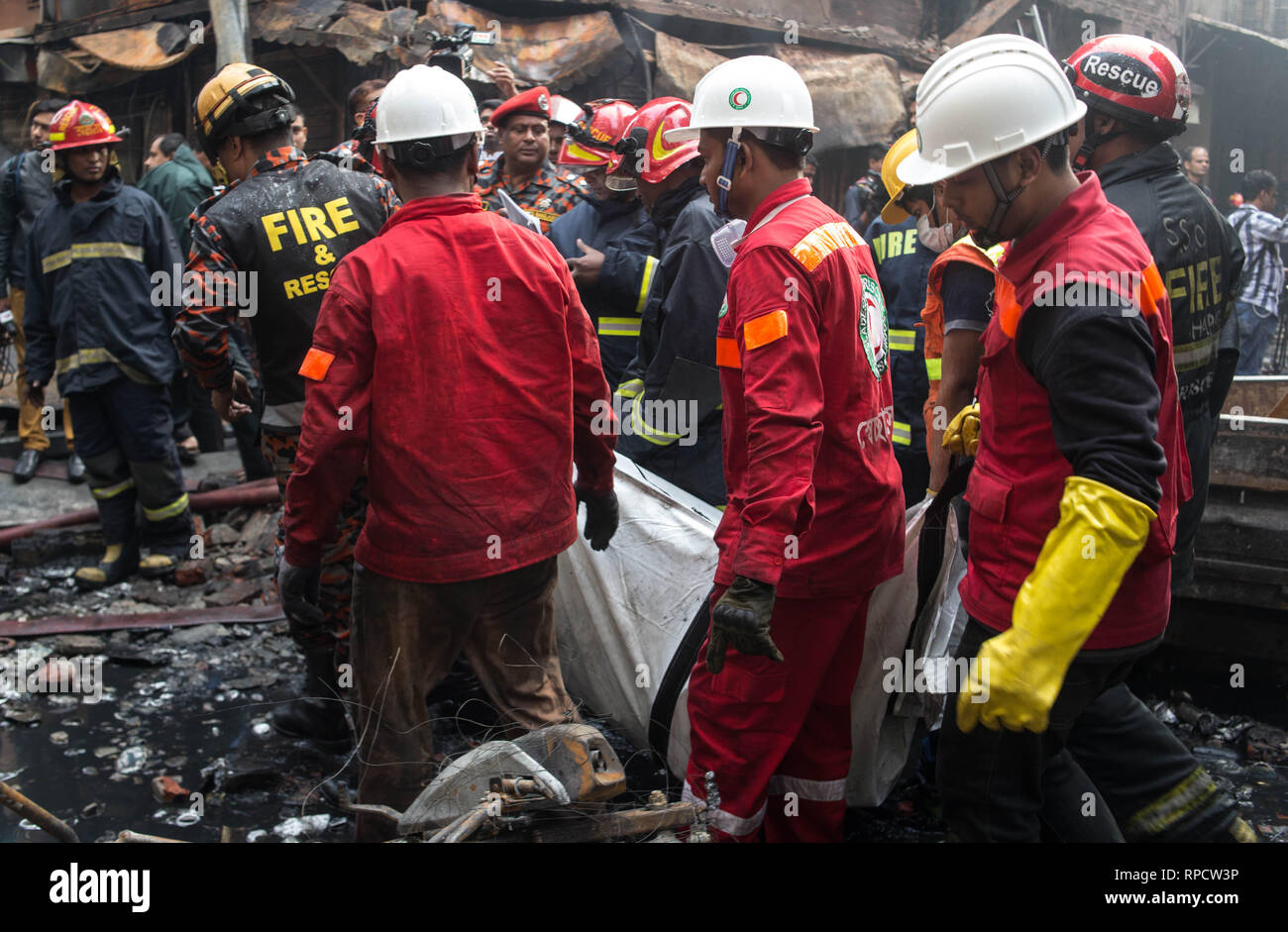Dhaka, Bangladesch. 21 Feb, 2019. Bis jetzt mindestens 70 Menschen wurden in ein massives Feuer, verschlungen hat mehrere Hochhäuser bei Nanda Kumar Lane in der Chawkbazar Churihatta Bereich der Alten Dhaka getötet. Fast 10.00 Uhr Donnerstag, Dhaka Feuerwehr Zimmer offizielle Mizanur den Tod von 70 Menschen in der Presse bestätigt. Quelle: Md. Rakibul Hasan/Pacific Press/Alamy leben Nachrichten Stockfoto