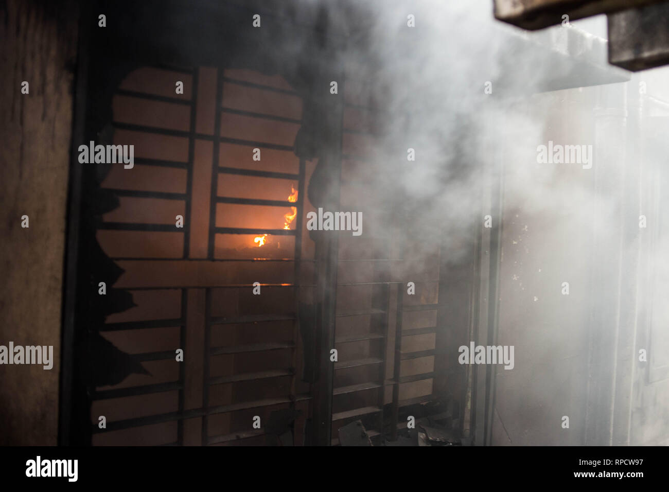 Dhaka, Bangladesch. 21 Feb, 2019. Bis jetzt mindestens 70 Menschen wurden in ein massives Feuer, verschlungen hat mehrere Hochhäuser bei Nanda Kumar Lane in der Chawkbazar Churihatta Bereich der Alten Dhaka getötet. Fast 10.00 Uhr Donnerstag, Dhaka Feuerwehr Zimmer offizielle Mizanur den Tod von 70 Menschen in der Presse bestätigt. Quelle: Md. Rakibul Hasan/Pacific Press/Alamy leben Nachrichten Stockfoto