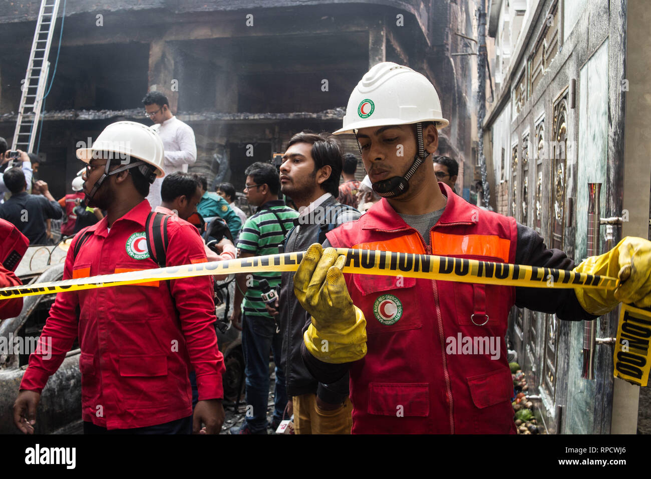 Dhaka, Bangladesch. 21 Feb, 2019. Bis jetzt mindestens 70 Menschen wurden in ein massives Feuer, verschlungen hat mehrere Hochhäuser bei Nanda Kumar Lane in der Chawkbazar Churihatta Bereich der Alten Dhaka getötet. Fast 10.00 Uhr Donnerstag, Dhaka Feuerwehr Zimmer offizielle Mizanur den Tod von 70 Menschen in der Presse bestätigt. Quelle: Md. Rakibul Hasan/Pacific Press/Alamy leben Nachrichten Stockfoto