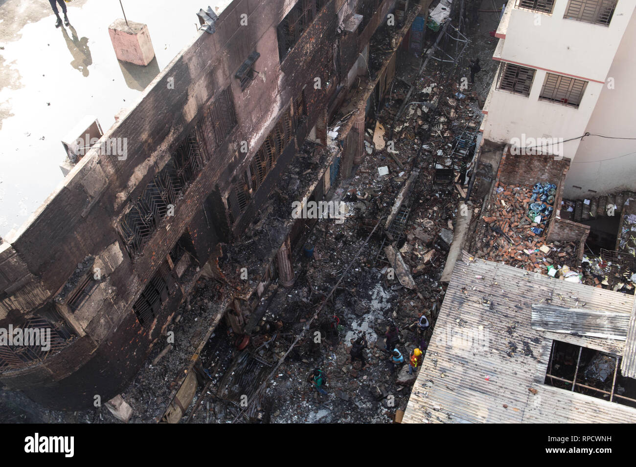 Dhaka, Bangladesch. 21 Feb, 2019. Bis jetzt mindestens 70 Menschen wurden in ein massives Feuer, verschlungen hat mehrere Hochhäuser bei Nanda Kumar Lane in der Chawkbazar Churihatta Bereich der Alten Dhaka getötet. Fast 10.00 Uhr Donnerstag, Dhaka Feuerwehr Zimmer offizielle Mizanur den Tod von 70 Menschen in der Presse bestätigt. Quelle: Md. Rakibul Hasan/Pacific Press/Alamy leben Nachrichten Stockfoto